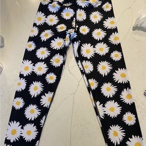 Black with Daisy Print leggings size M. Brand: Year of Ours